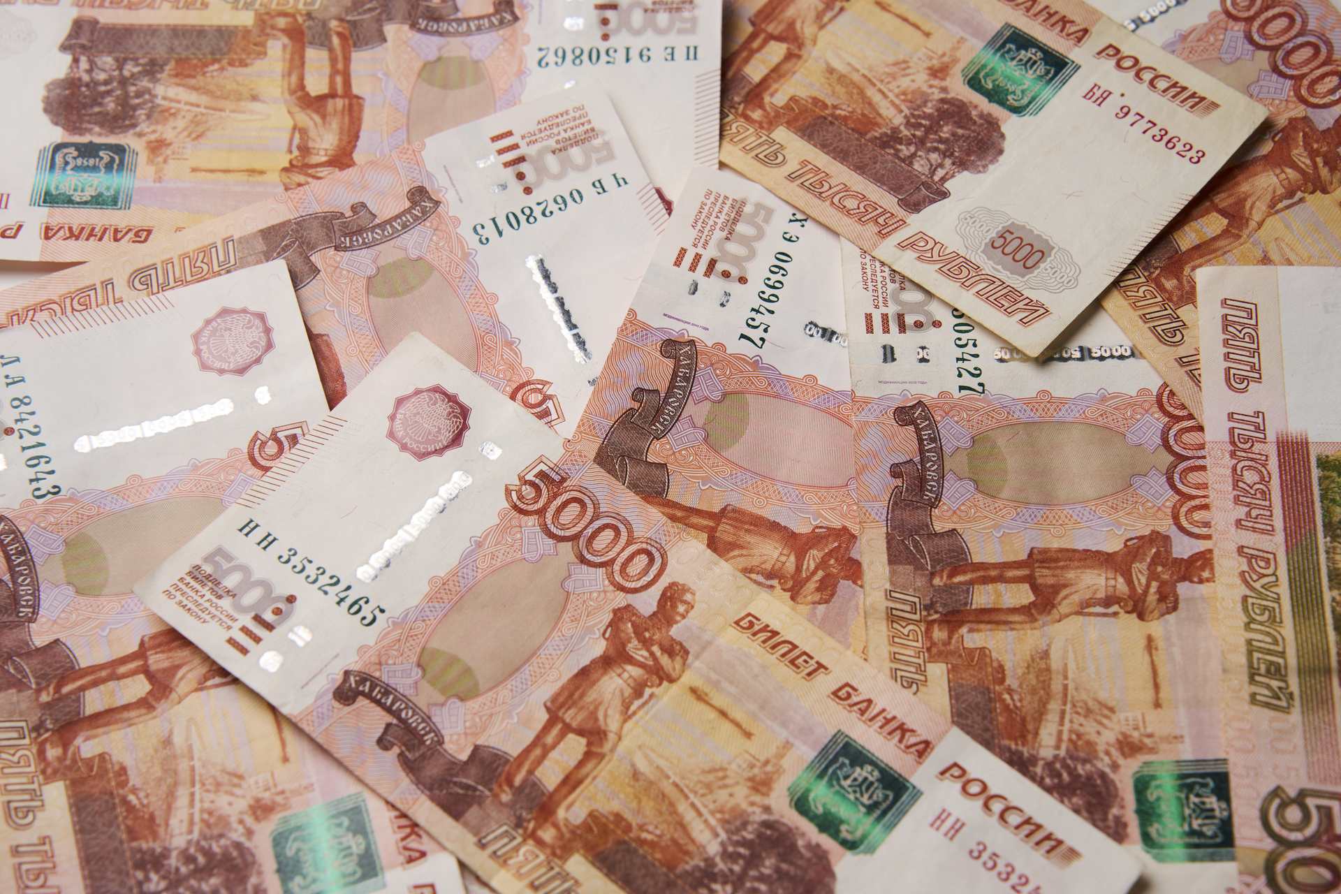 До 27 093 рублей в месяц: Госдума утвердила повышение МРОТ почти на 21% с 1 января 2026 года