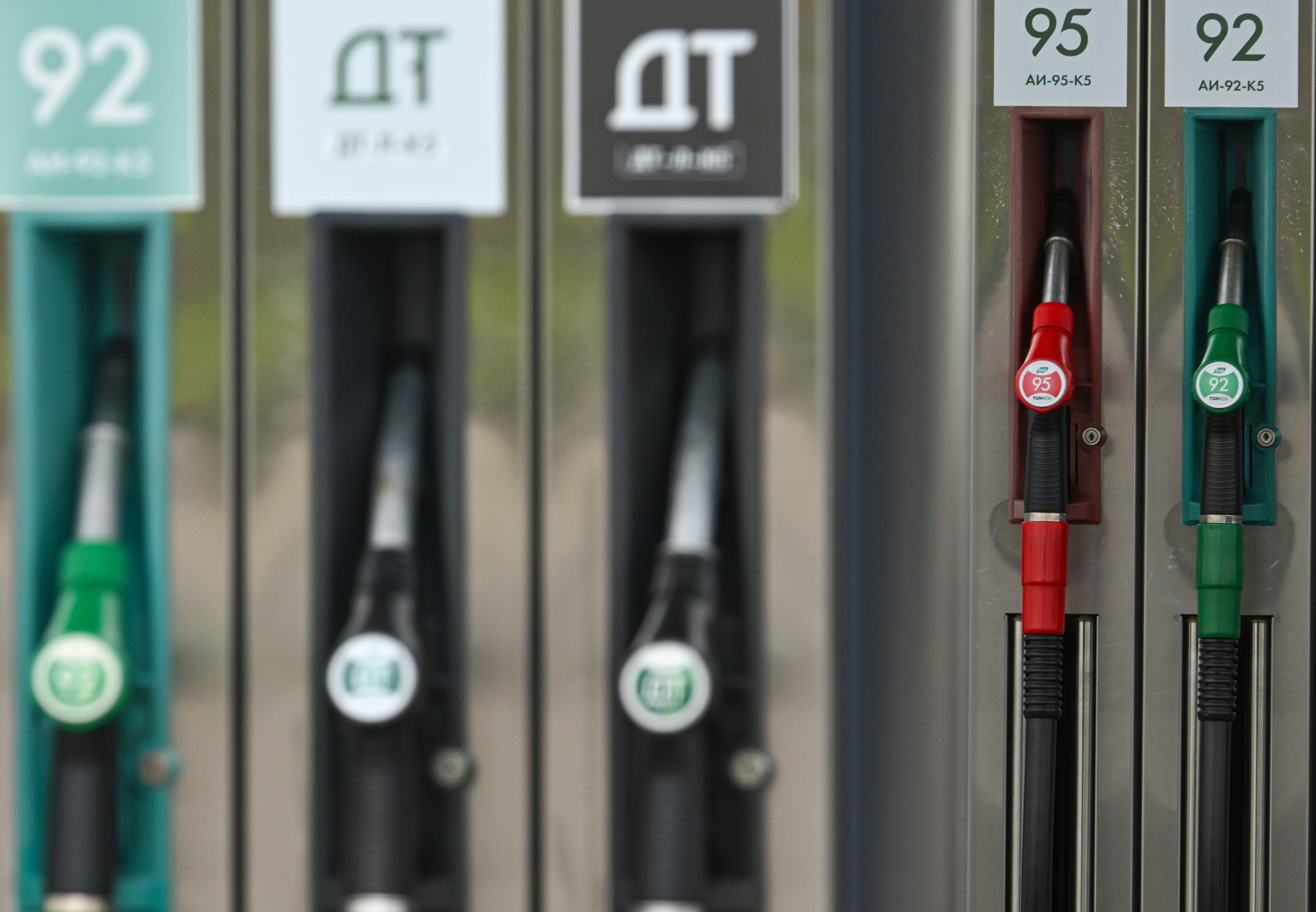 Ценовой разворот: за счёт чего в России стал дешеветь бензин