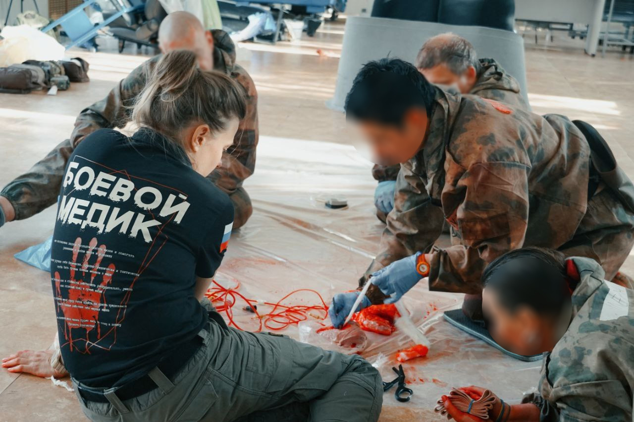 «Чтобы победить, надо самому выжить»: волонтёр Руся третий год учит штурмовиков основам тактической медицины