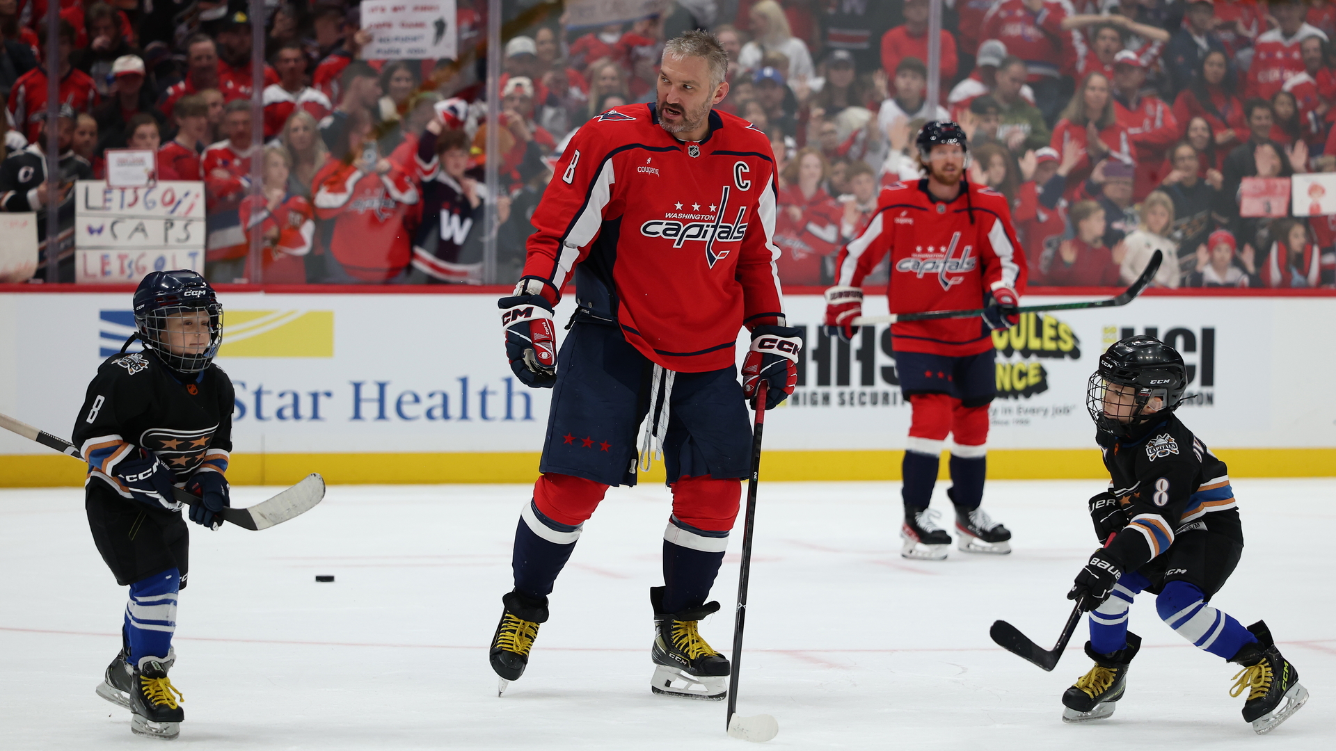 Гретцки пора начинать волноваться: церемония чествования и раскатка с сыновьями вдохновили Овечкина на 908-й гол в НХЛ