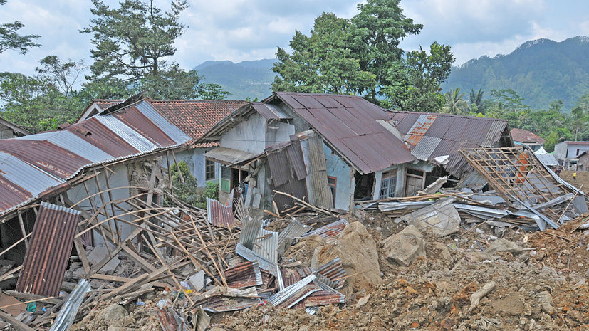 Число жертв разрушительных наводнений и оползней в Индонезии достигло 604