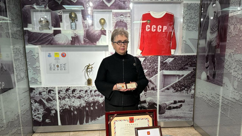 РФС передал золотую медаль Героя Труда РФ дочери Симоняна