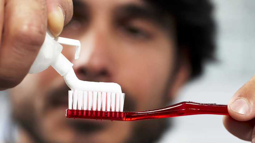 Стоматолог Садовский посоветовал не злоупотреблять отбеливающими пастами