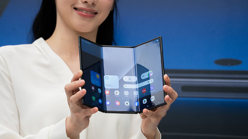 Samsung представил складывающийся втрое смартфон