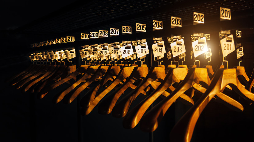 Юрист Хаминский: ресторан несёт ответственность за сданную в гардероб одежду