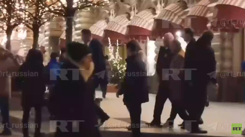 RT показал прогулку Уиткоффа и Кушнера на Красной площади