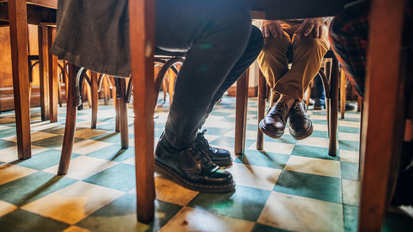 Невролог Джикия рассказала о причинах привычки трясти ногой за столом