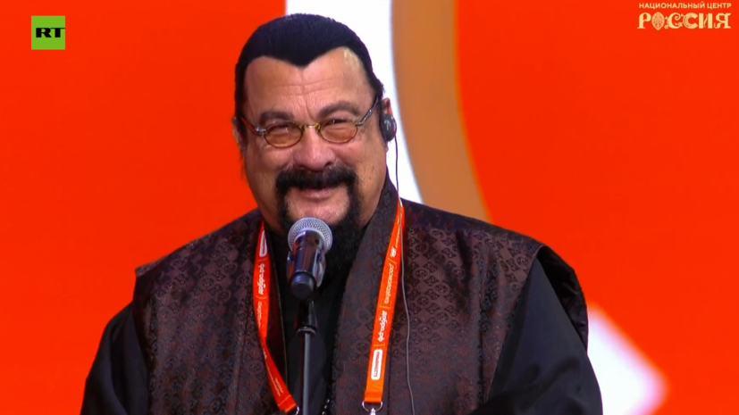 Стивен Сигал заявил на церемонии «Мы вместе», что гордится быть русским