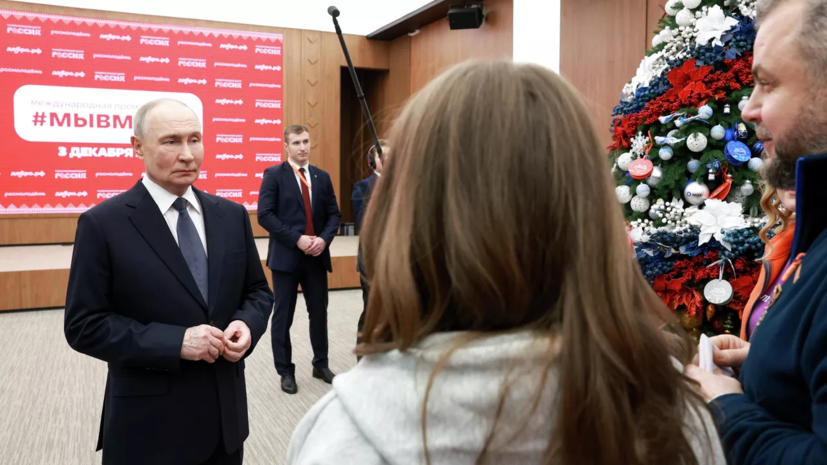 Путин поблагодарил российских волонтёров за активную работу