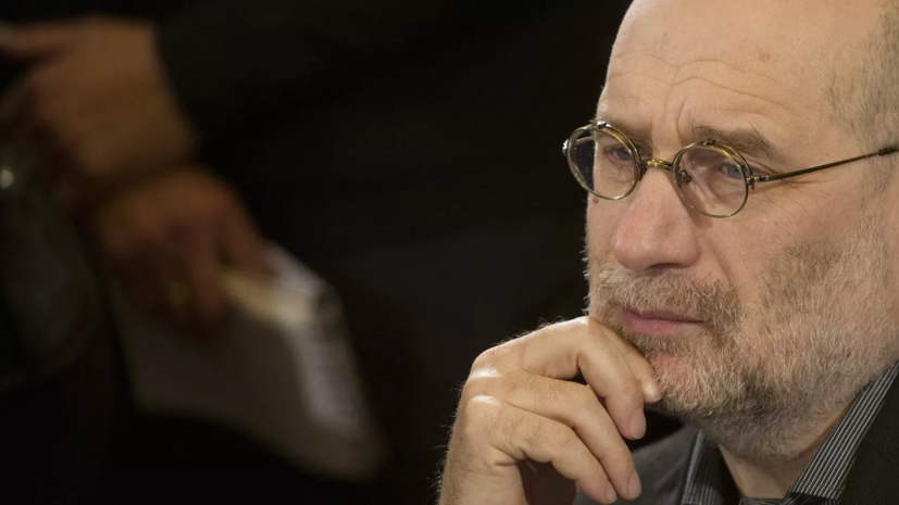 Суд заочно приговорил Бориса Акунина к 15 годам колонии, увеличив срок наказания