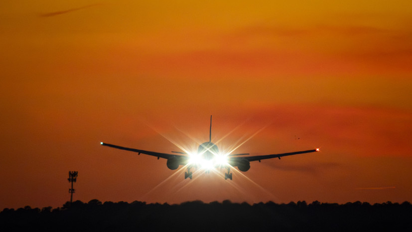 Boeing 777-200 готовится к посадке в Домодедово из-за возгорания двигателя