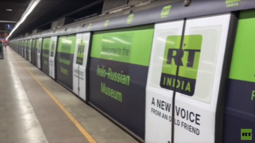Корреспондент RT Клеро показал брендированный поезд в метро Нью-Дели