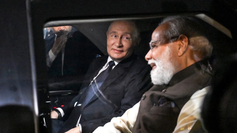 Путин и Моди поехали с авиабазы на неформальный обед на одном автомобиле