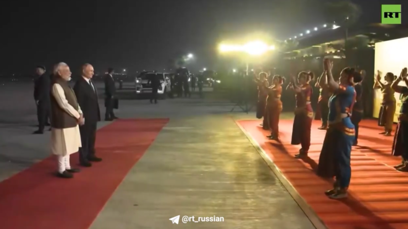 Путина встретили индийскими танцами у трапа самолёта в Нью-Дели