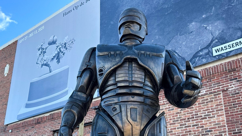 В Детройте появился памятник Робокопу, деньги на который собирали фанаты