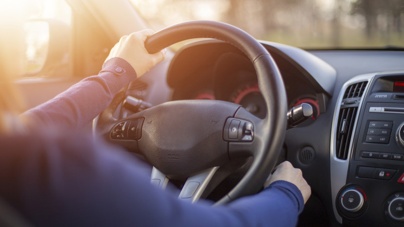 Автоэксперт объяснил, что может скрываться за запахом бензина в машине