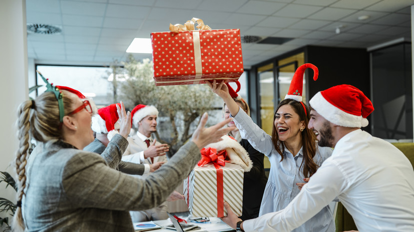 Психолог Хорс объяснил, почему коллеги могут обижаться из-за «Тайного Санты»