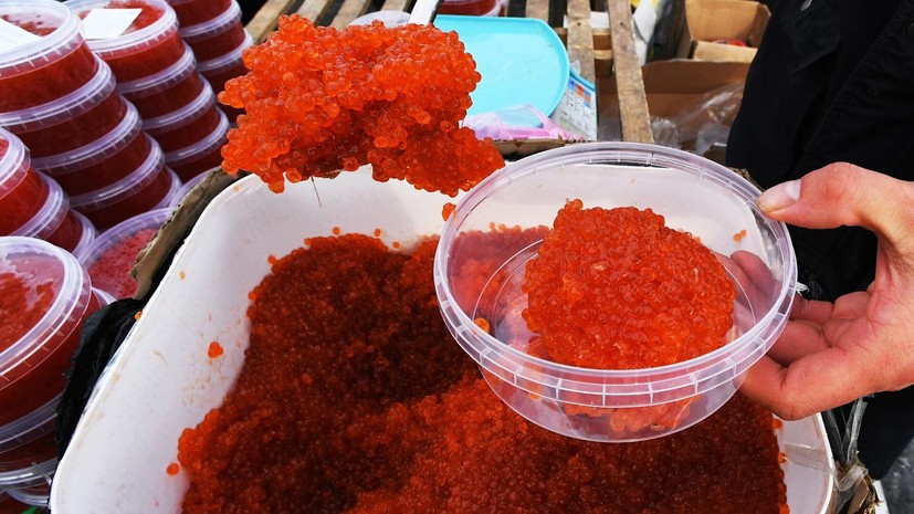 В Роспотребнадзоре призвали отказаться от покупки красной икры с добавкой Е-239