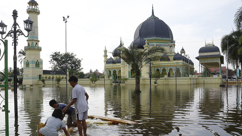 Число погибших из-за наводнений в Индонезии превысило 900