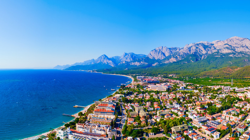 В Турции спасли россиян из унесённых в море автодомов