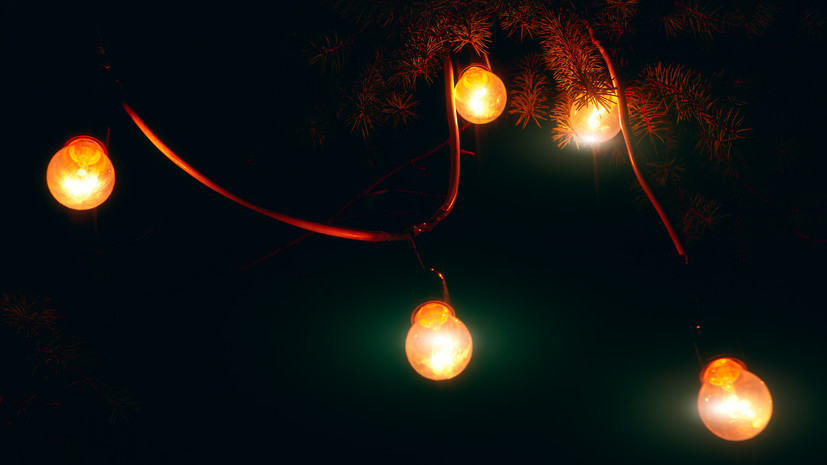 Физик Бахвалова назвала самыми опасными гирлянды с лампами накаливания