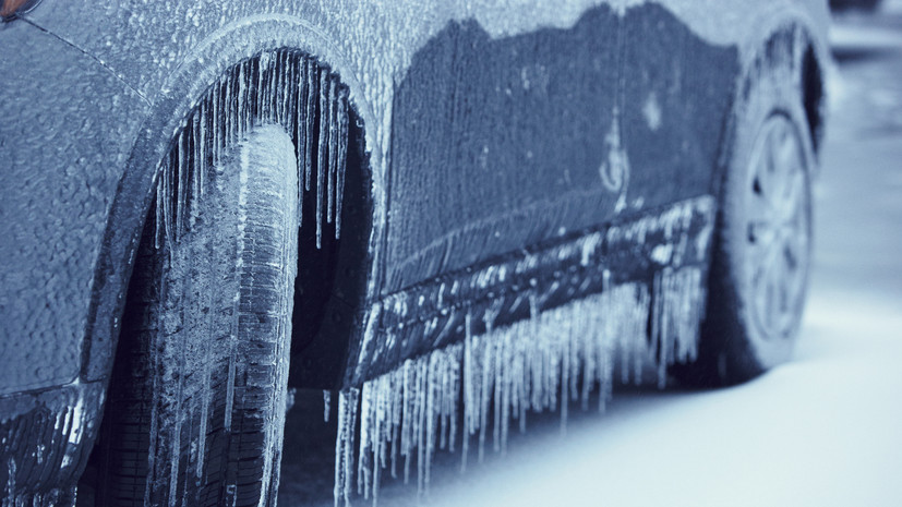 Автоэксперт Ладушкин пояснил, что делать при падении сосульки на машину