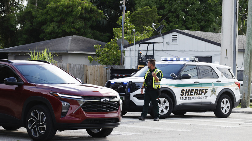 Во Флориде самолёт совершил аварийную посадку на шоссе и повредил автомобиль