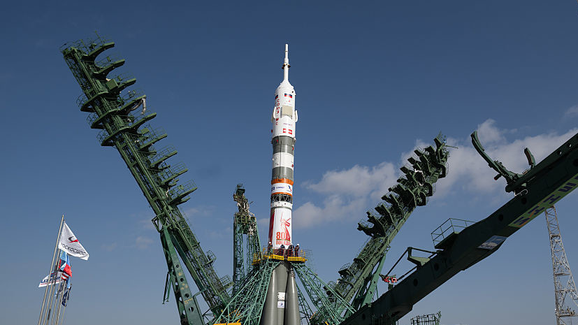 Поисково‑спасательная служба встретила приземлившихся в Казахстане космонавтов