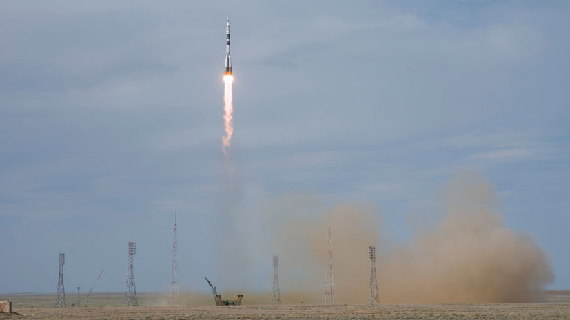 Космонавты выбрались из спускаемого аппарата корабля «Союз МС-27»