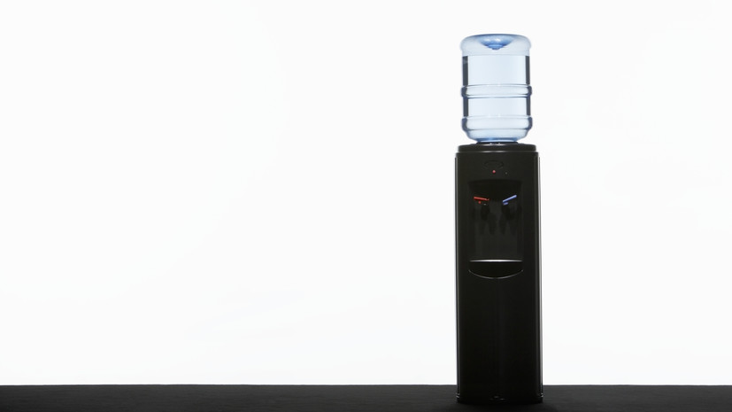 Россиянам объяснили, обязан ли работодатель устанавливать кулер с водой в офисе