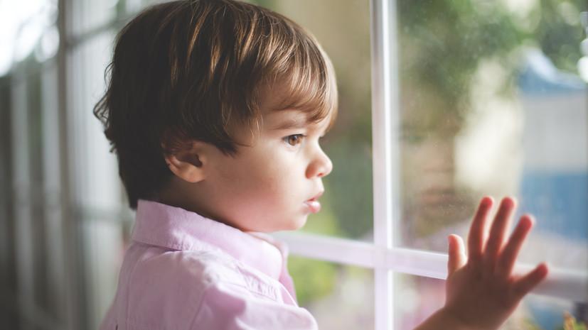 Психолог Абравитова разъяснила, что может скрываться за замкнутостью ребёнка