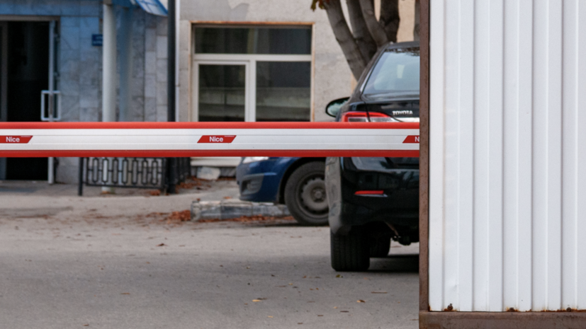 Россиянам объяснили, можно ли не сдавать деньги на шлагбаум во дворе дома