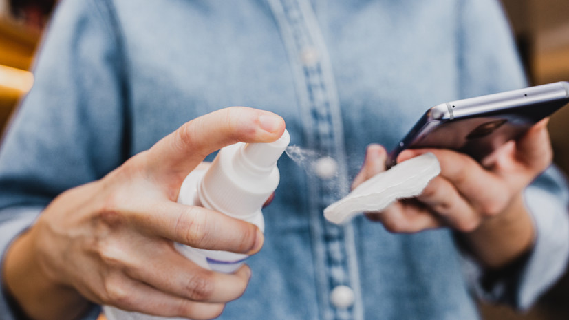 Россиян предупредили, можно ли чистить динамики и разъёмы смартфона