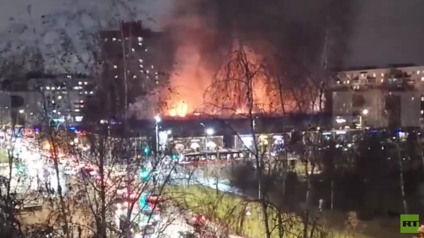 В Петербурге на площади 1500 квадратных метров загорелся Правобережный рынок