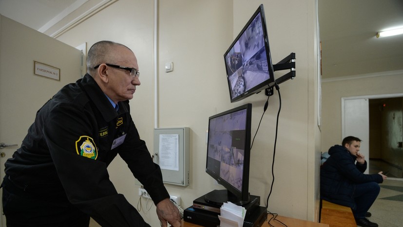 Миронов: на работу в школы нужно привлекать профессиональных охранников