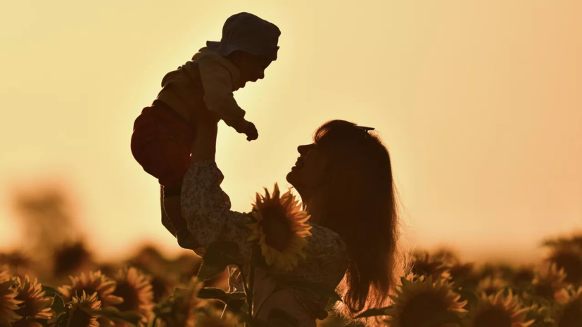 В Госдуме разъяснили, какие льготы положены семье, решившей усыновить ребёнка