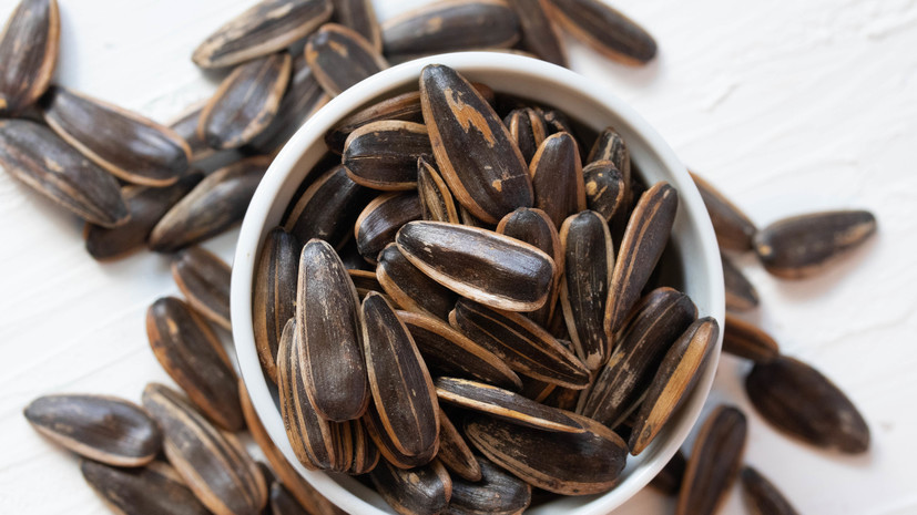 Стоматолог Черношей назвала привычку грызть семечки вредной для зубов