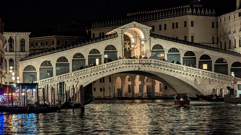 ANSA: женщина угнала лодку и врезалась на ней в мост Риальто в Венеции