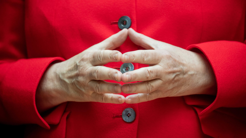 Экс-канцлер ФРГ Меркель призналась, что перестала складывать руки ромбом