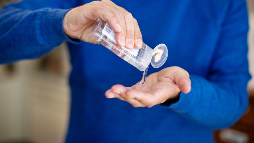 Терапевт Ерёменко посоветовал протирать антисептиком инвентарь в спортзале