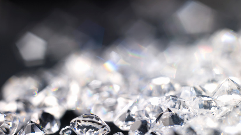 В аэропорту Франкфурта-на-Майне у пассажира изъяли более 11 тысяч алмазов В аэропорту Франкфурта-на-Майне у пассажира изъяли более 11 тысяч алмазов