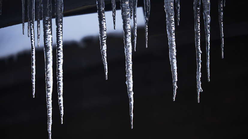 Эксперт по ЖКХ пояснил, как бороться с сосульками с помощью телефона