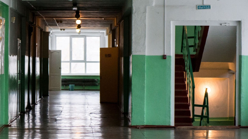 Школьник напал с ножом на учителя в Петербурге из-за оценки