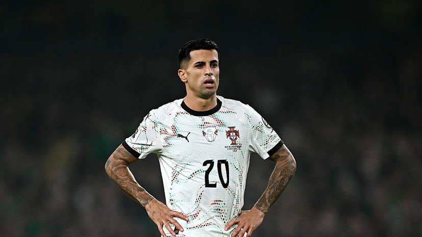 Защитник «Аль-Хиляля» Канселу напал на пассажира самолёта, снимавшего его на телефон