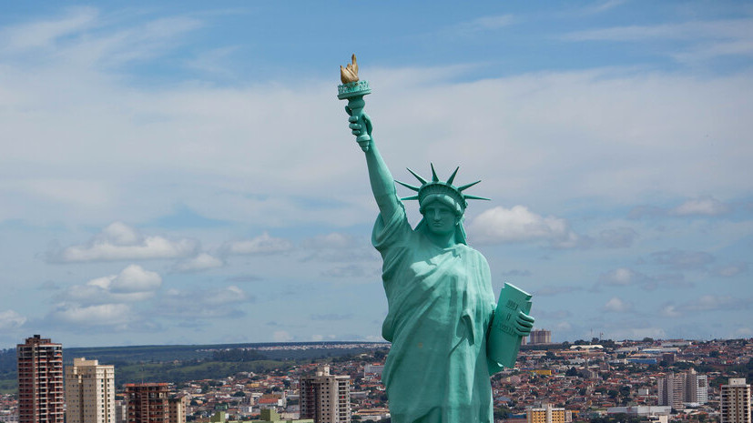 G1: в Бразилии из-за сильного ветра обрушилась копия статуи Свободы