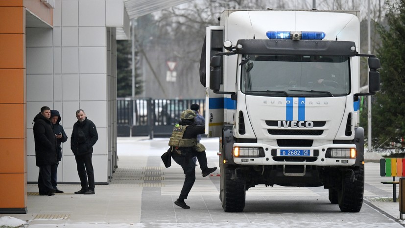 Взрывотехники обследуют школу в Одинцово на наличие взрывного устройства