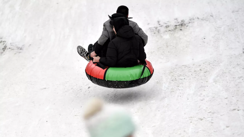 Россиян предупредили, какие травмы можно получить из-за катания на ватрушках