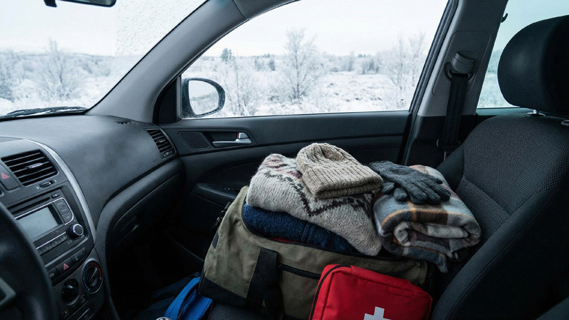 Автоэксперт посоветовал в мороз всегда брать с собой в машину запасную тёплую одежду