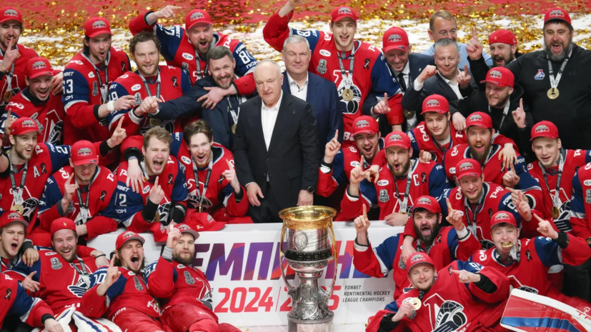 Иванов: Кубок Гагарина в первую очередь привезли на кладбище, чтобы порадовать команду на небесах