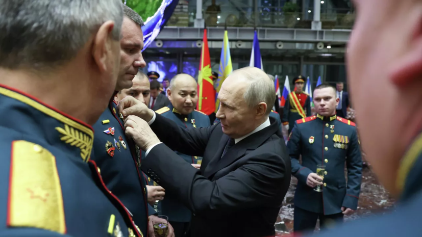 Путин вручил Золотую Звезду героям СВО, освободившим Северск
